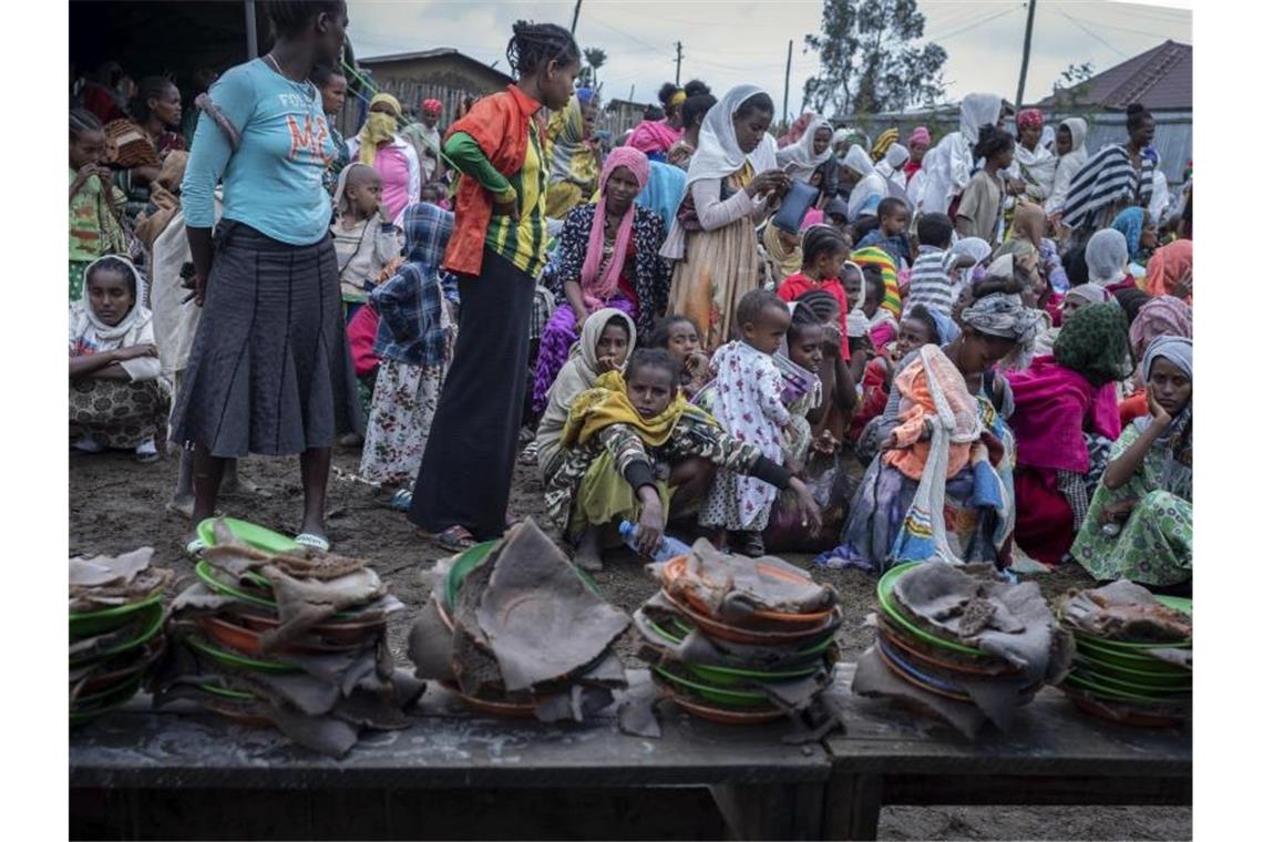 Vertriebene Äthiopier warten auf die Verteilung von Hilfsgütern. Foto: Mulugeta Ayene/AP/dpa