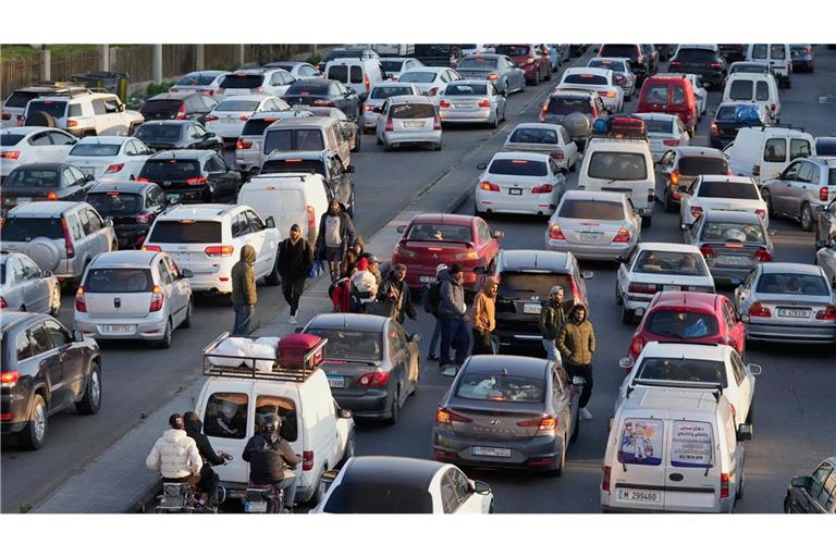 Vertriebene, die vor israelischen Angriffen im Südlibanon fliehen, stehen im Stau an einer Autobahnverbindung nach Beirut.Nun kehren Geflüchtete teils zurück.