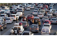 Vertriebene, die vor israelischen Angriffen im Südlibanon fliehen, stehen im Stau an einer Autobahnverbindung nach Beirut.Nun kehren Geflüchtete teils zurück.