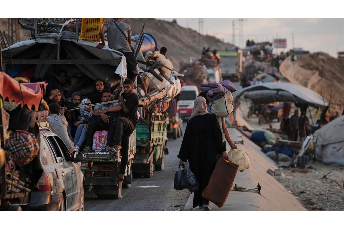 Vertriebene Palästinenser, die aus dem nördlichen Gazastreifen fliehen, tragen ihre Habseligkeiten entlang der Küstenstraße in Richtung des südlichen Gazastreifens.