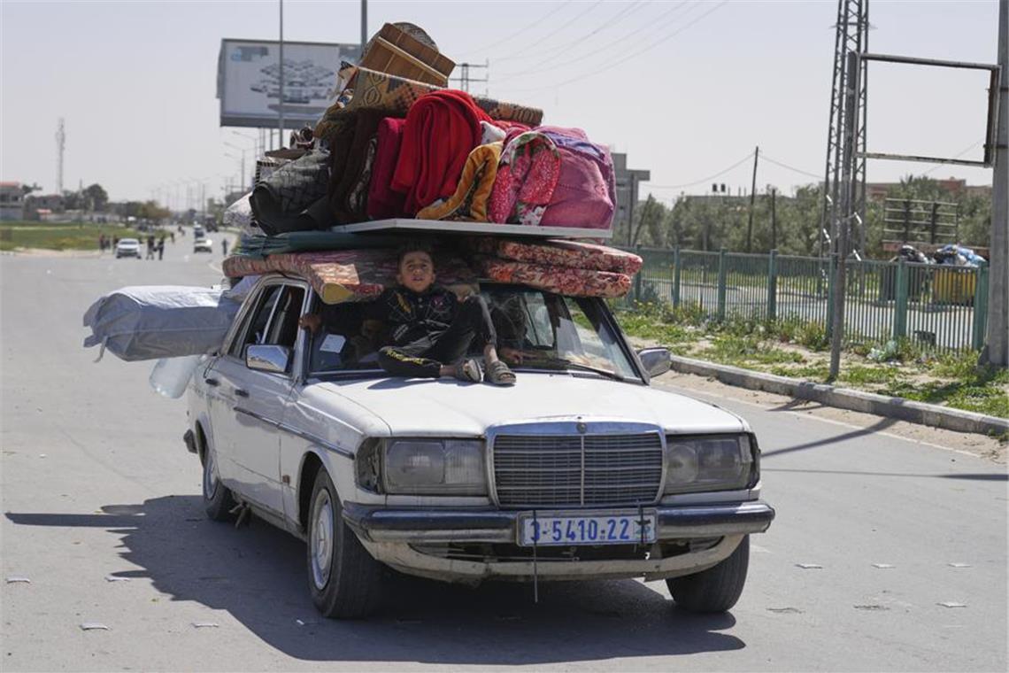 Netanjahu warnt Einwohner der Stadt Gaza: „verschwinden Sie" Vertriebene Palästinenser, die aus Rafah geflohen sind, kommen in Chan Junis im Gazastreifen an.