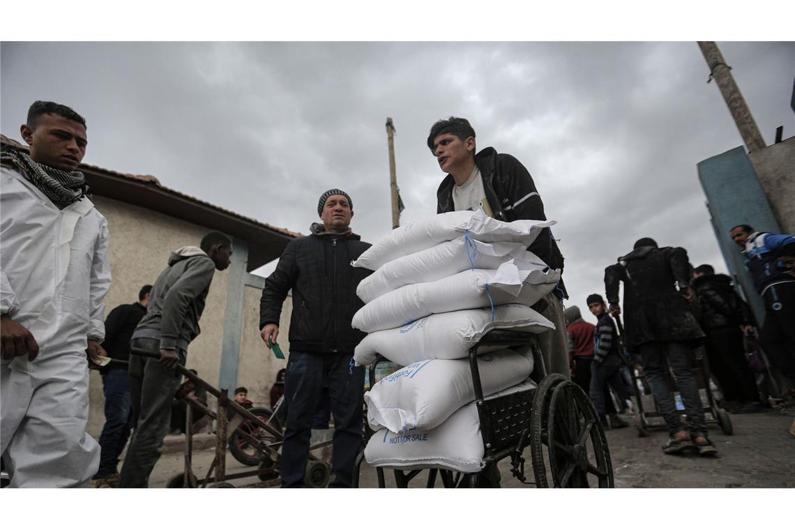 Vertriebene Palästinenser erhalten Nahrungsmittel vom UN-Hilfswerk für palästinensische Flüchtlinge (UNRWA).