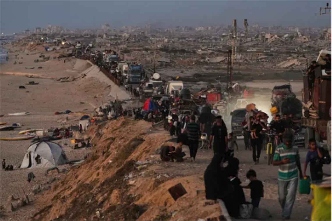 Vertriebene Palästinenser fliehen aus dem nördlichen Gazastreifen entlang der Küstenstraße in Richtung Süden, als Israel eine erweiterte Operation in Gaza-Stadt ankündigt.