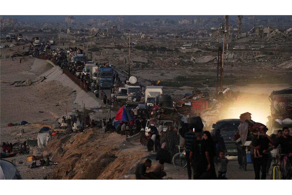 Vertriebene Palästinenser fliehen aus dem nördlichen Gazastreifen entlang der Küstenstraße in Richtung Süden.