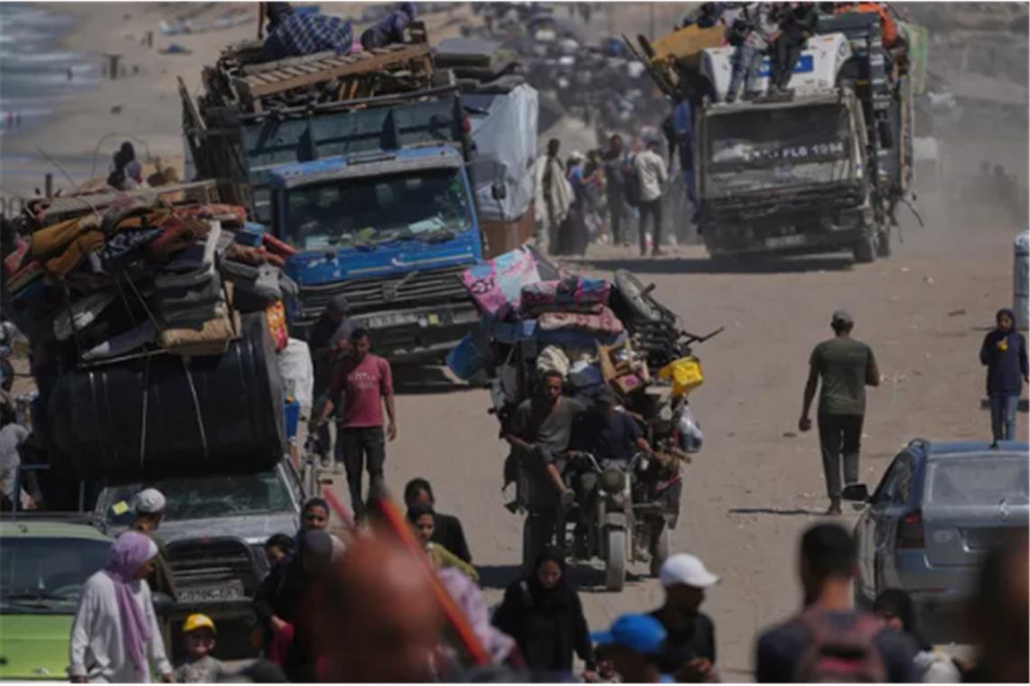 Vertriebene Palästinenser fliehen aus der Stadt Gaza.