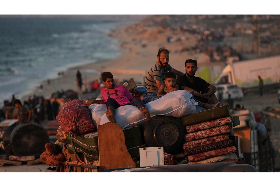 Vertriebene Palästinenser fliehen aus der Stadt Gaza. (Archivbild)