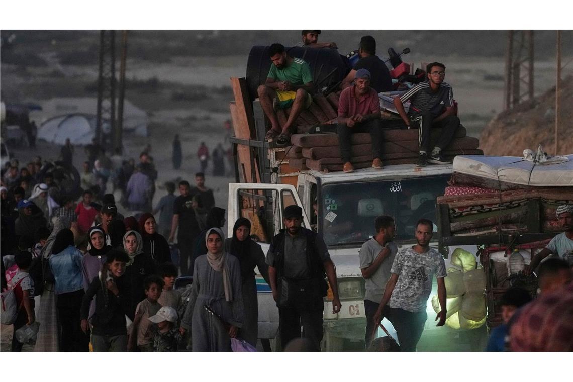 Vertriebene Palästinenser fliehen aus Gaza und tragen ihre Habseligkeiten entlang der Küstenstraße in Nuseirat in Richtung des südlichen Gazastreifens.