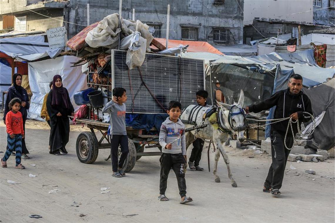 Netanjahu warnt Einwohner der Stadt Gaza: „verschwinden Sie" Vertriebene Palästinenser verlassen mit ihren Habseligkeiten den östlichen Teil von Chan Junis im südlichen Gazastreifen.