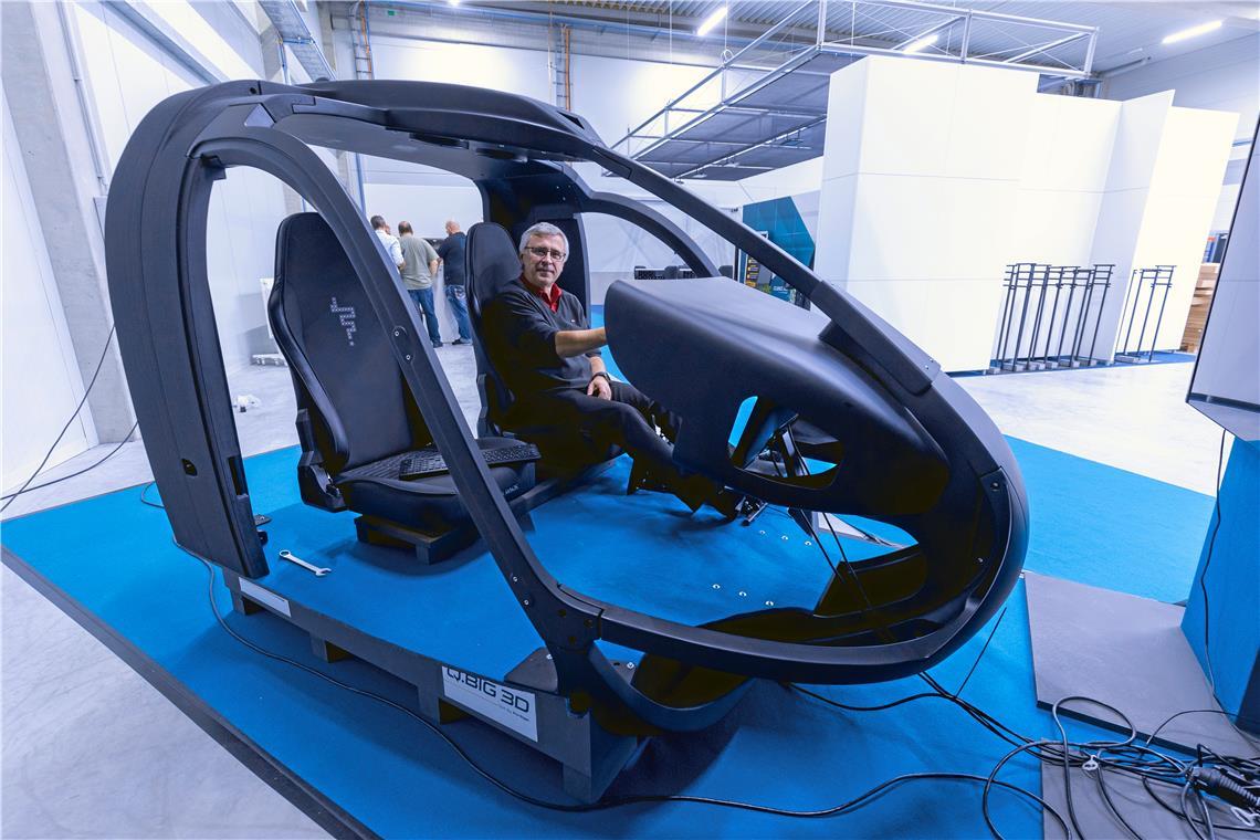 Cockpits aus dem 3-D-Drucker Vertriebsleiter Oliver Friz hat auf dem Pilotensitz eines Helikoptersimulators Platz genommen. Das Cockpit besteht aus 14 Kunststoffteilen, die alle aus dem 3-D-Drucker der Backnanger Firma Q.Big 3D stammen.Fotos: Alexander Becher (2), K. Fritz