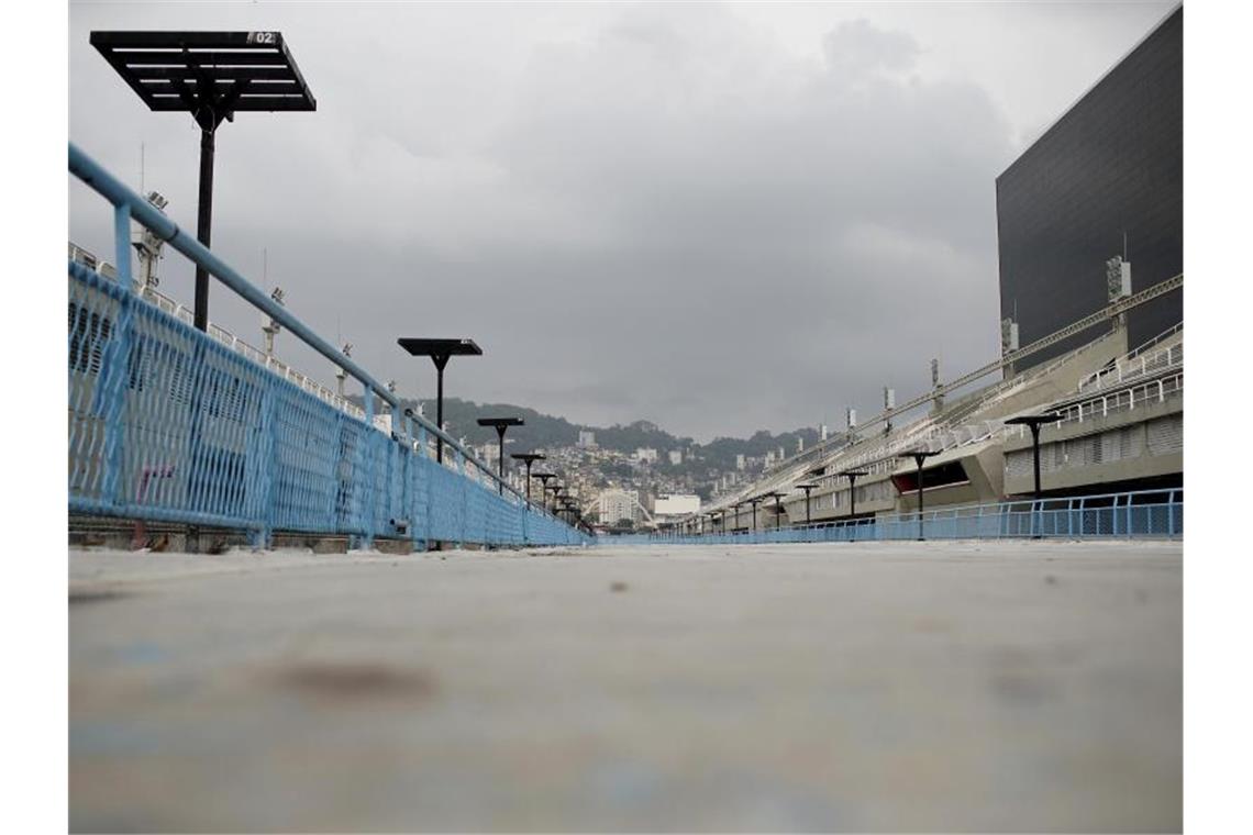 Wegen Corona: Rio verschiebt weltberühmten Karneval Verwaist: Die Paradepiste des Sambodroms in Rio de Janeiro. Foto: Silvia Izquierdo/AP/dpa