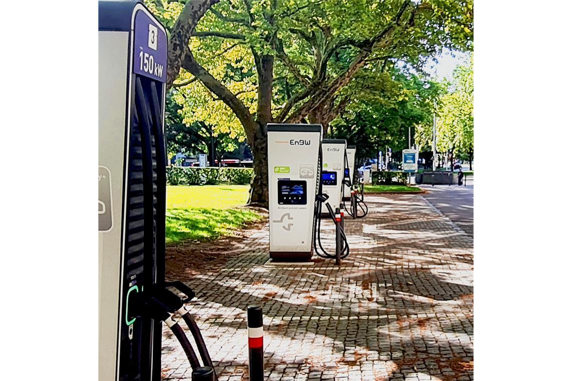 Verwaiste Ladesäulen im Rotebühlhof. Sie sind nur noch über einen gebührenpflichtigen Parkplatz erreichbar.