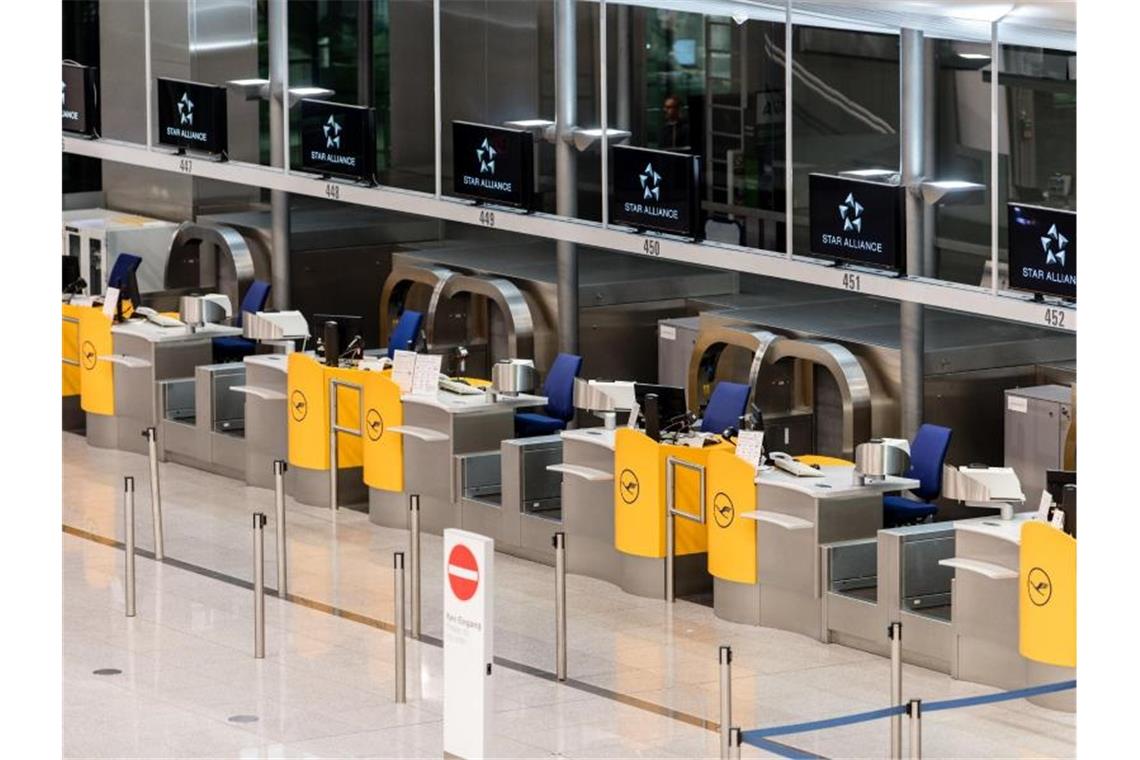 Verwaiste Lufthansa-Schalter am Münchner Flughafen. Foto: Matthias Balk/dpa
