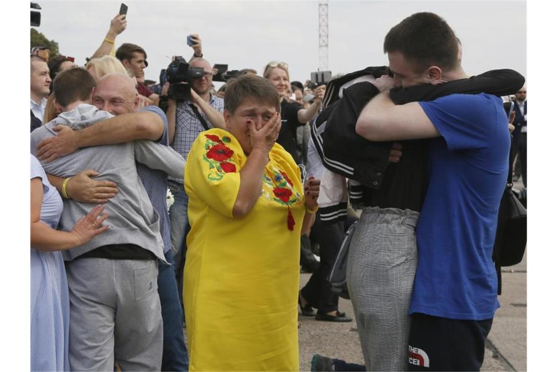 Verwandte begrüßen am Internationalen Flughafen von Kiew die entlassenen Gefangenen. Foto: Efrem Lukatsky/AP