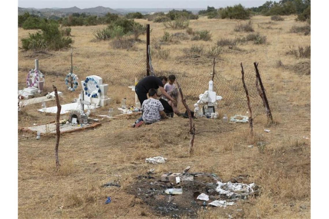 Mehr als 220 Aktivisten sind 2020 für die Natur gestorben Verwandte des mexikanisch-indigenen Aktivisten Oscar Eyraud Adams trauern an seinem Grab. Foto: Felipe Luna/Global Witness/dpa