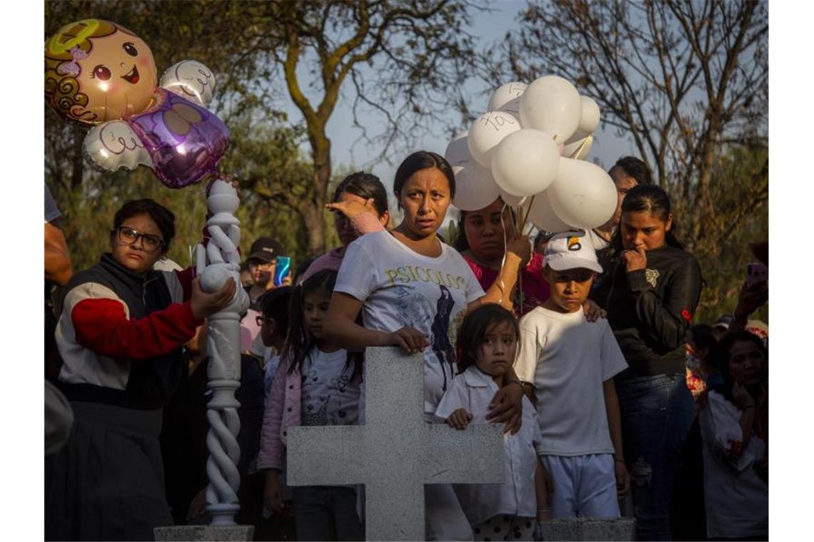 Verwandte, Freunde und Einwohner der Stadt trauern um Fatima auf einem Friedhof. Die Leiche des Mädchens, das entführt und getötet wurde, wurde in einer Mülltüte gefunden. Foto: Jair Cabrera Torres/dpa