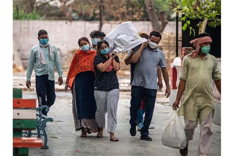 Verwandte tragen im indischen Ghazipur die Leiche eines Angehörigen auf den Einäscherungsplatz. Foto: Pradeep Gaur/SOPA Images via ZUMA Wire/dpa