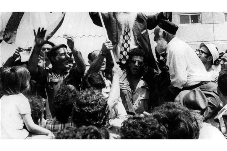 Verwandte und Freunde bejubeln im Juli 1976 auf dem Ben Gurion Flughafen in Tel Aviv die Rückkehr der Geiseln. (Archivbild)