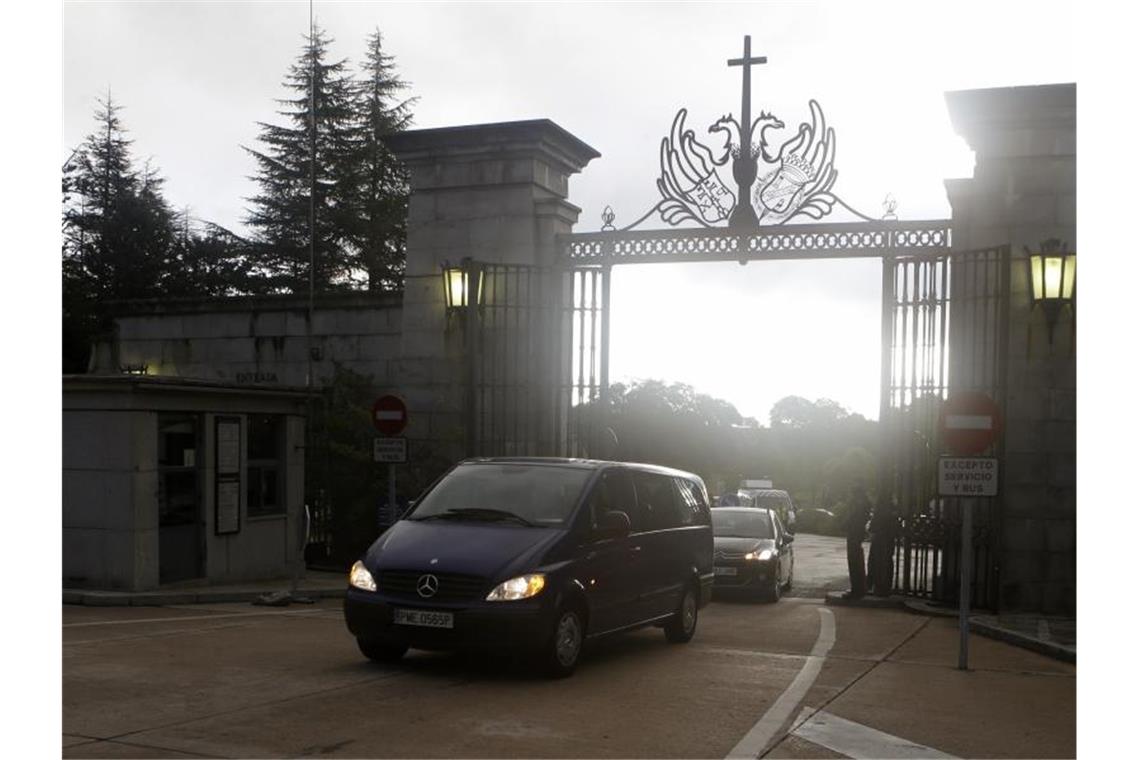 Verwandte von Franco kommen mit dem Auto ins „Tal der Gefallenen“. Foto: Paul White/AP/dpa