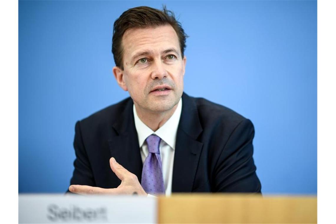 Fan-Rückkehr schneller als gedacht - Beratungen am Dienstag Verweist auf einen Beschluss der Bundeskanzlerin mit den Ministerpräsidenten: Regierungssprecher Steffen Seibert. Foto: Britta Pedersen/dpa-Zentralbild/dpa