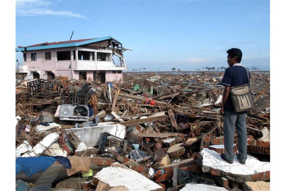 Gebete für Opfer am 15. Jahrestag der Tsunami-Katastrophe Verwüstetes Banda Aceh: Bei der furchtbaren Tsunami-Katastrophe von 2004 kamen am zweiten Weihnachtstag mehr als 230.000 Menschen ums Leben. Foto: epa Andy Rain/epa/dpa