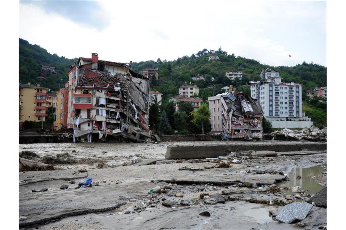 Viele Tote bei Überschwemmungen in der Türkei Verwüstung, Schlamm und zerstörte Gebäude in Bozkurt (Provinz Kastamonu). Foto: XinHua/dpa