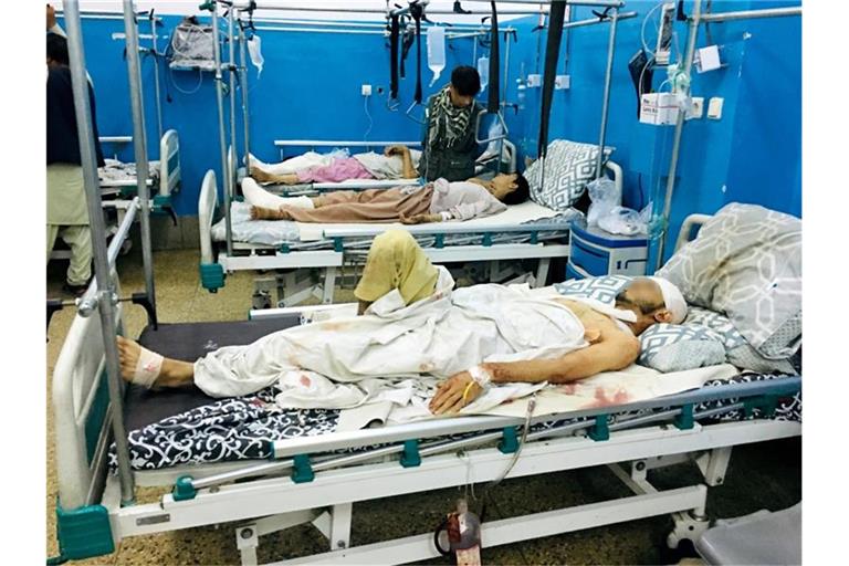 Verwundete liegen nach Anschlägen auf den Flughafen in Kabul in einem Krankenhaus. Foto: Mohammad Asif Khan/AP/dpa