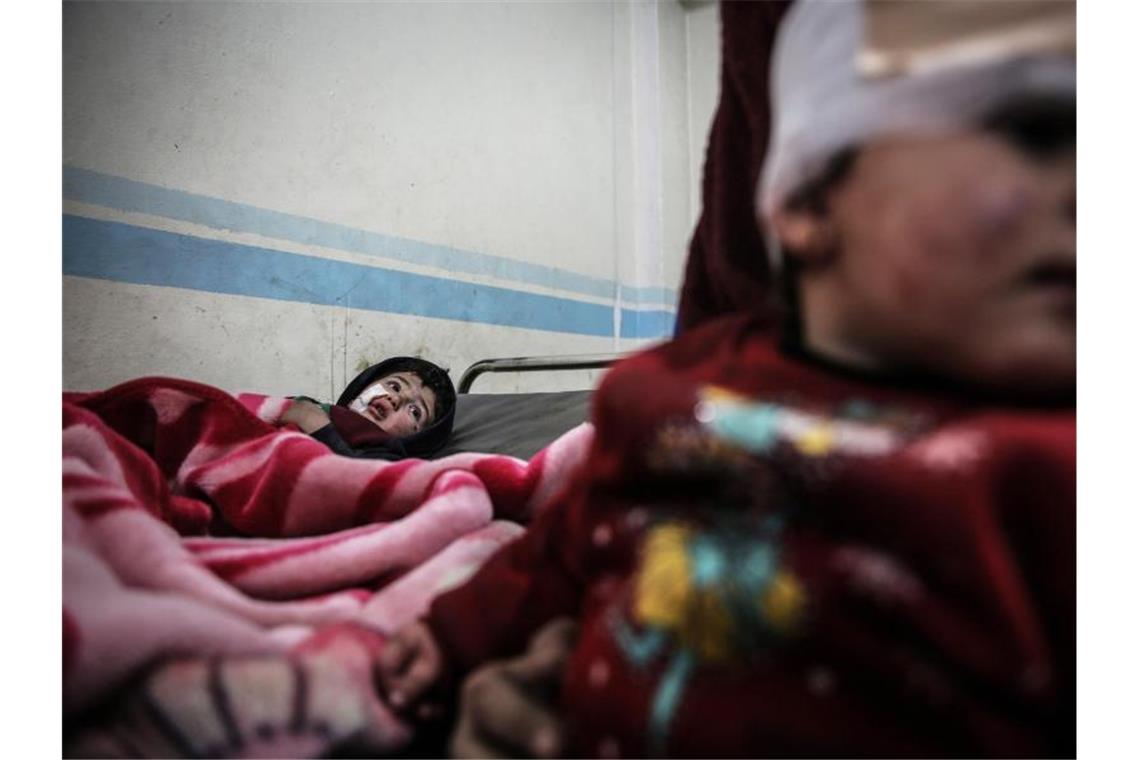 Verwundete syrische Kinder werden nach einem Luftangriff in Idlib behandelt. Foto: Anas Alkharboutli/dpa