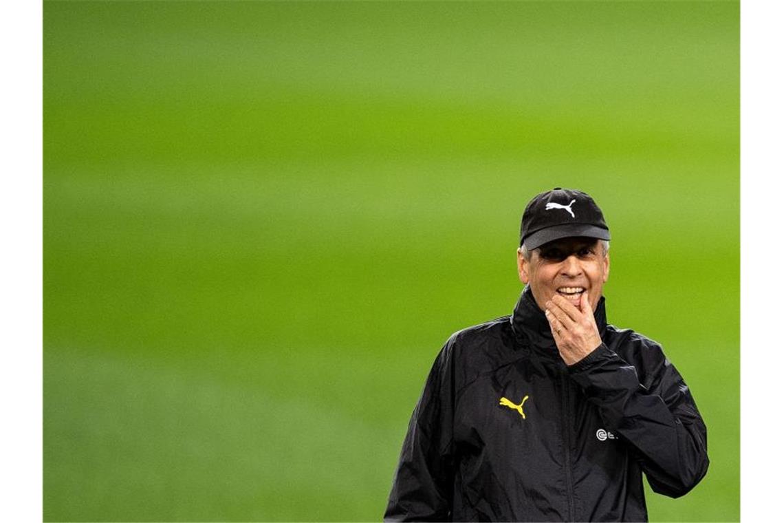 Verzichtet gegen den FC Barcelona zunächst auf Jadon Sancho: Dortmunds Trainer Lucien Favre. Foto: Marius Becker/dpa