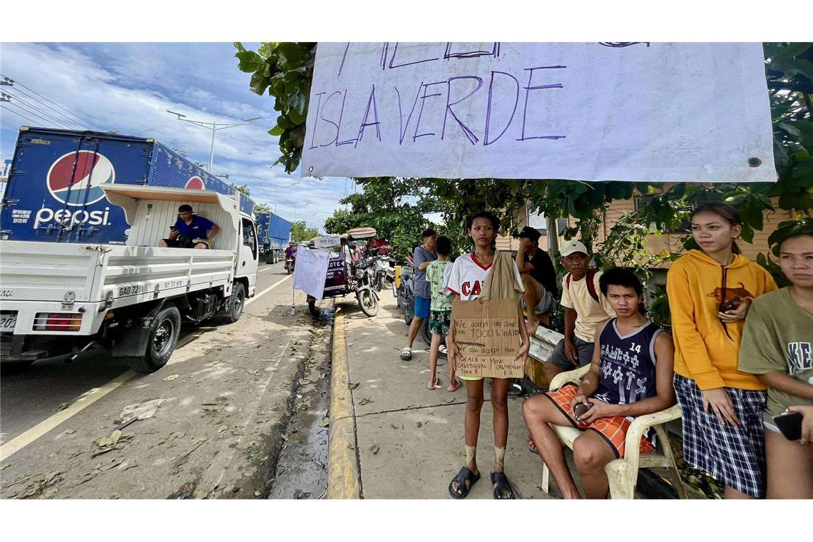 Verzweifelte Bürger hoffen nach den Überschwemmungen auf Hilfe.
