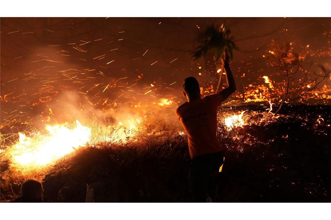 Brandbekämpfer auf Chios: "Mit allen Mitteln angreifen" Verzweifelter Kampf gegen die Flammen auf Chios.