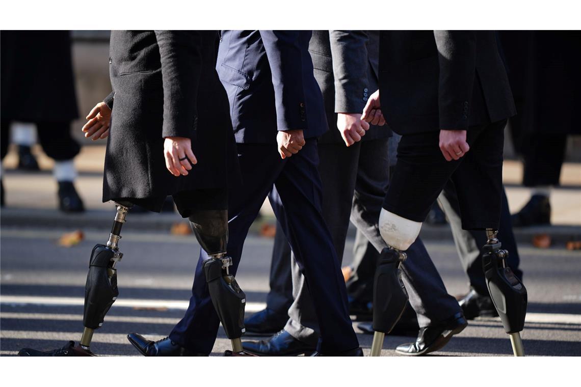 Veteranen marschieren am Cenotaph in London.