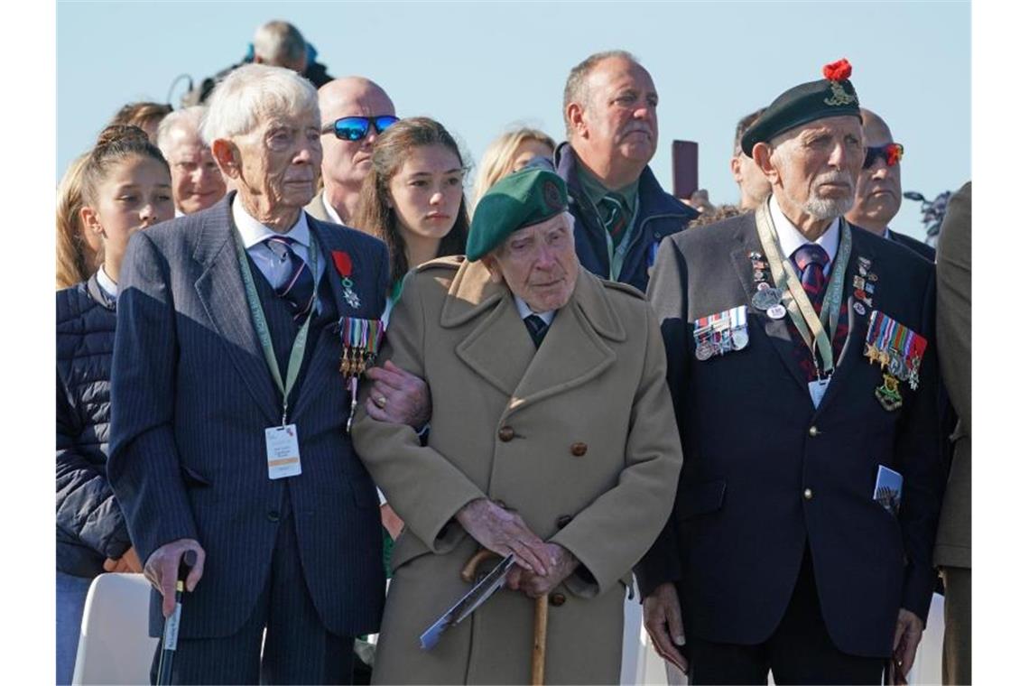 Veteranen nehmen an der Einweihung der Gedenkstätte British Normandy Memorial Site teil. Foto: Owen Humphreys/PA Wire
