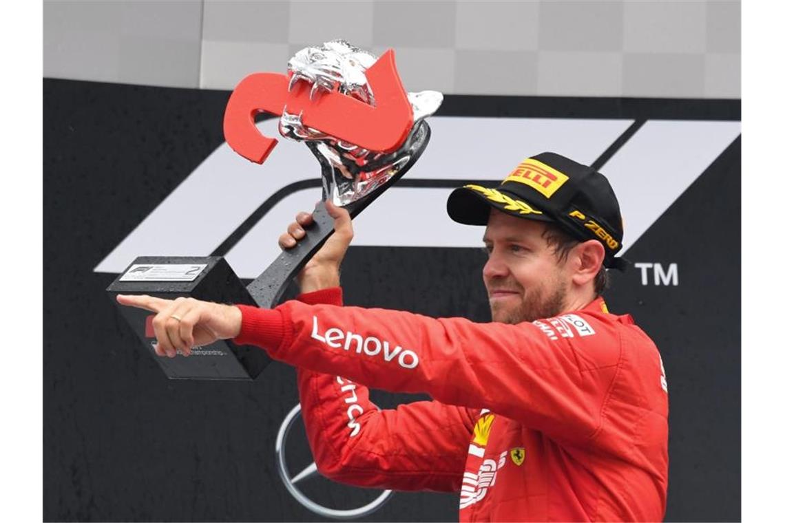 Furiose Aufholjagd von Vettel im Hockenheim-Chaos Vettel jubelt bei der Siegerehrung mit der Trophäe. Foto: Uli Deck