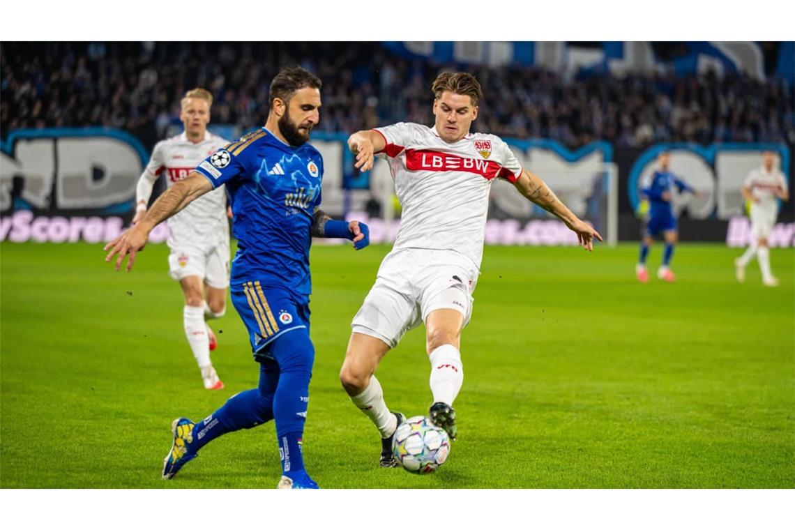 VfB-Abwehrspieler Ramon Hendriks stellt sich im Zweikampf Slovan Bratislavas Tigran Barseghyan entgegen.