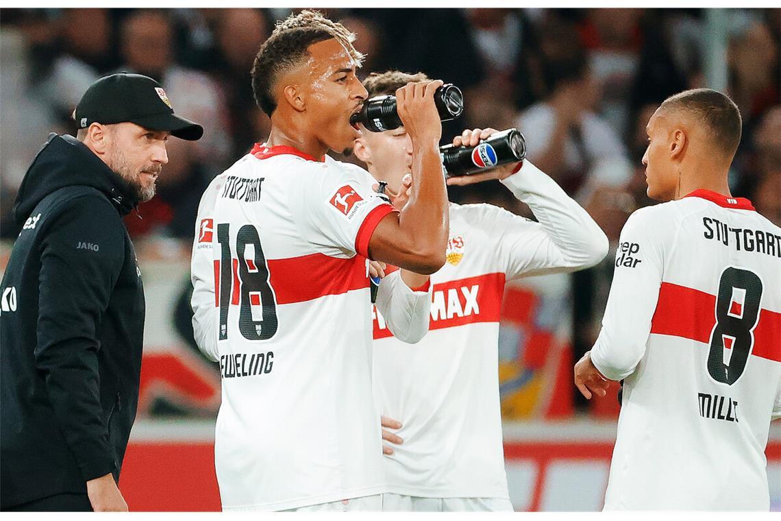 Das Ende des Kuschelkurses? VfB-Chefcoach Sebastian Hoeneß (li.) hält bislang noch die schützende Hand über seine Spieler.