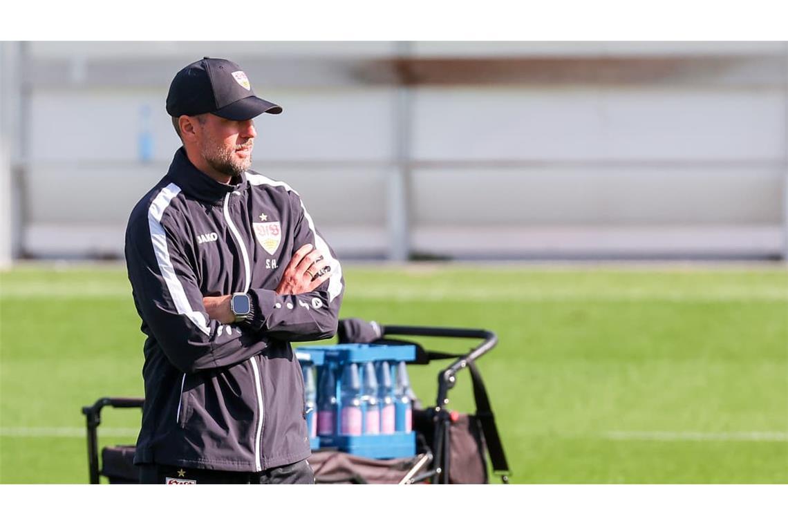 VfB-Cheftrainer Sebastian Hoeneß will mit seinem Team am Samstag in Paderborn möglichst gewinnen.