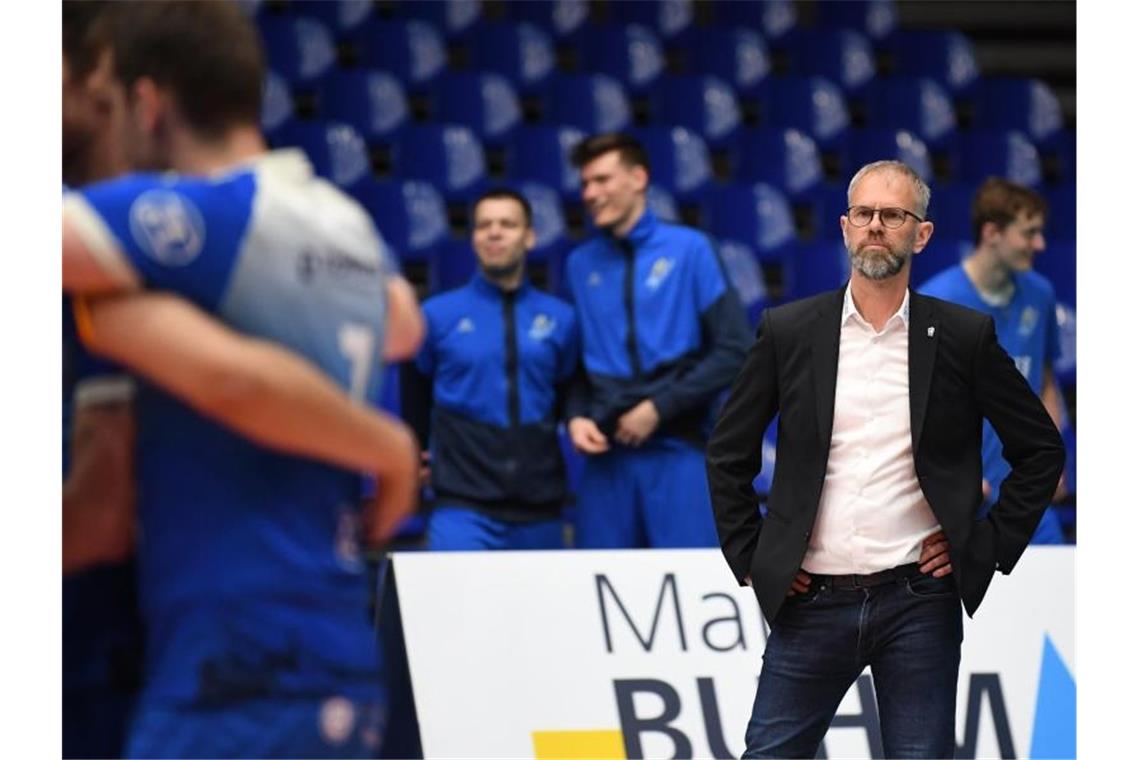 VfB Friedrichshafens Trainer Michael Warm steht während des Spiels am Spielfeldrand. Foto: Felix Kästle/dpa/archivbild