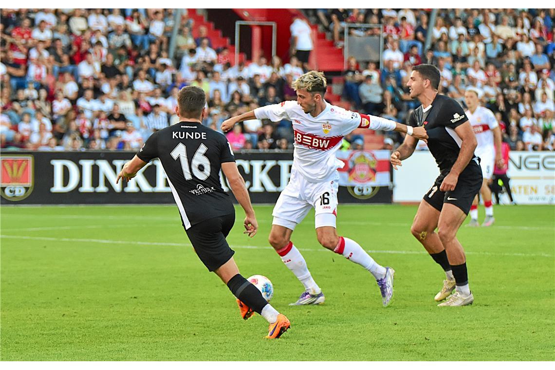 VfB-Kapitän Atakan Karazor im Duell mit Marius Kunde (links) und Michael Kleinsc...