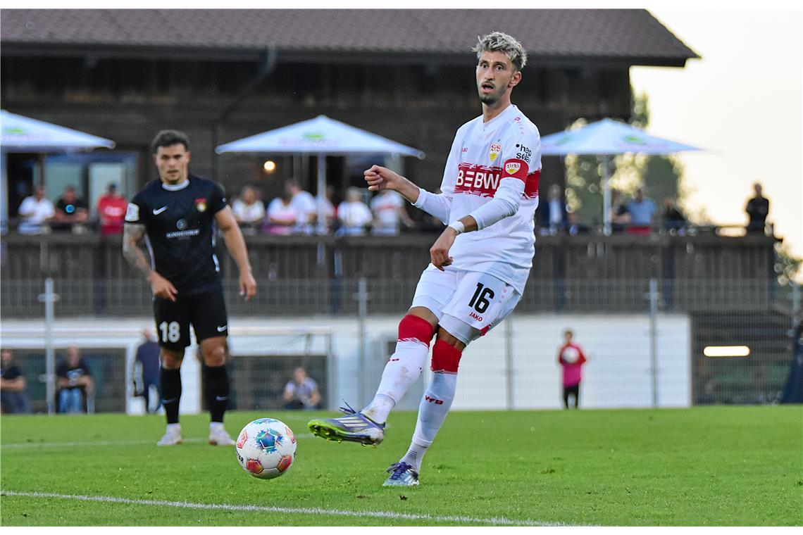 VfB-Kapitän Atakan Karazor stand in der Startelf.