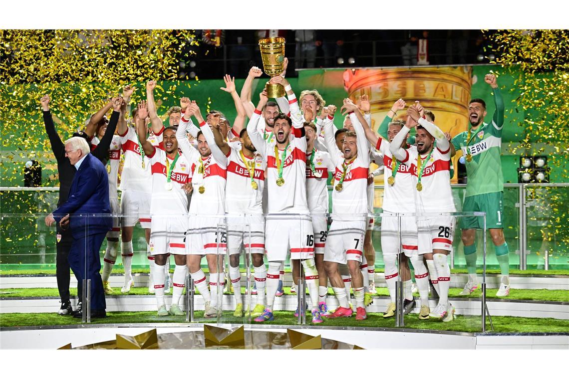 VfB im Rausch: Pokal-Party und neues Briefpapier VfB-Kapitän Atakan Karazor streckte den Pokal als Erster in den Berliner Nachthimmel.