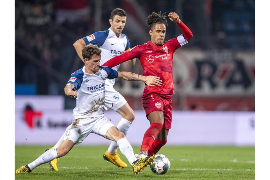 VfB-Kapitän Daniel Didavi (r) nahm mit Stuttgart drei wichtige Punkte aus Bochum mit ins Schwabenland. Foto: David Inderlied/dpa