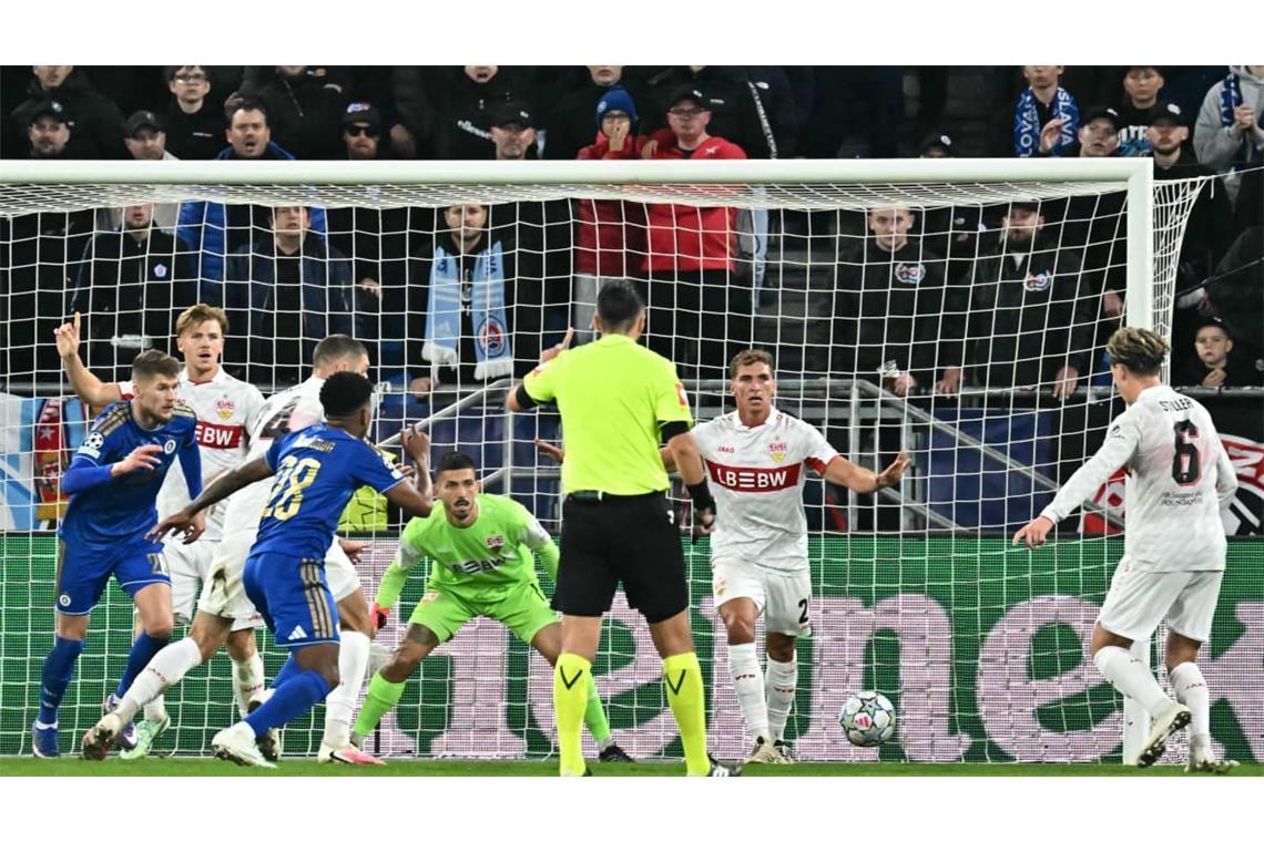VfB-Keeper Fabian Bredlow hatte an diesem Abend deutlich weniger zu tun als sein slowakischer Gegenpart Dominik Takáč.