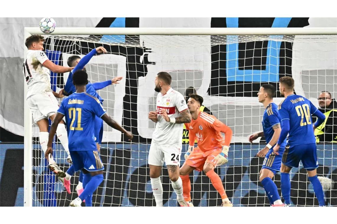 VfB-Mittelfeldspieler Grischa Prömel steigt zum Kopfball hoch, ein Tor bleibt jedoch aus.