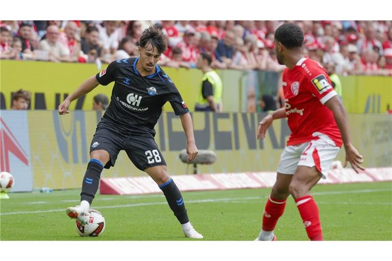 VfB-Mittelfeldspieler Laurin Ulrich (li., hier im Spiel in Mainz) stand bisher immer in der Startelf des SC Paderborn.