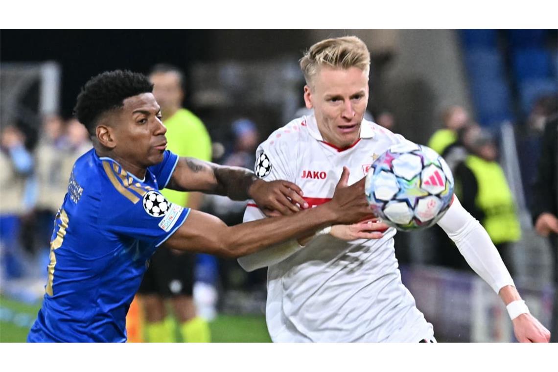 VfB-Offensivspieler Chris Führich mit Slovan-Verteidiger César Blackman im Zweikampf um den Ball.