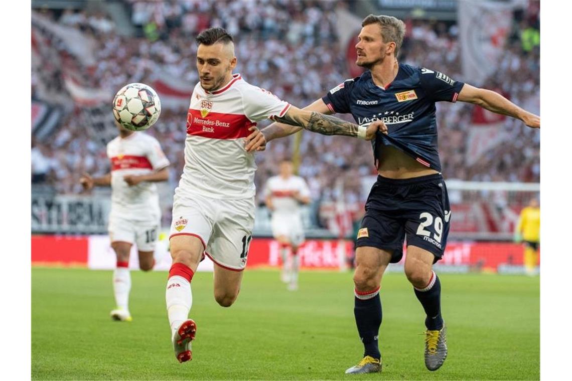 VfB droht Absturz in die Zweite Liga - Union im Vorteil VfB-Profi Anastasios Donis (l) und Michael Parensen behaken sich. Foto: Sebastian Gollnow
