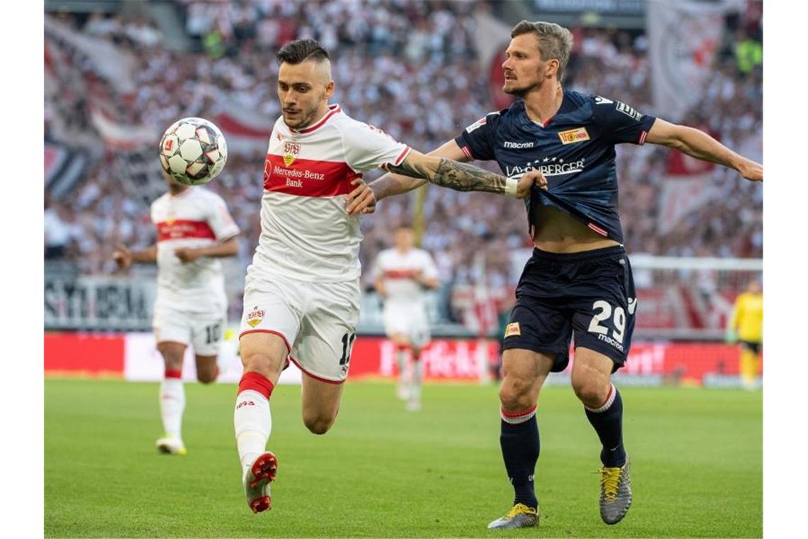 VfB-Profi Anastasios Donis (l) und Michael Parensen behaken sich. Foto: Sebastian Gollnow