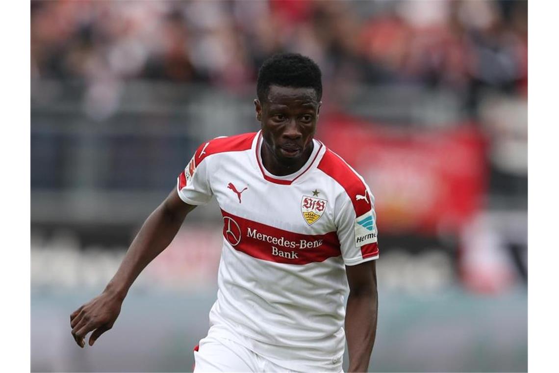 Ofori vor erneutem Abschied vom VfB Stuttgart VfB-Spieler Ebenezer Ofori spielt den Ball. Foto: Daniel Karmann/dpa/Archivbild
