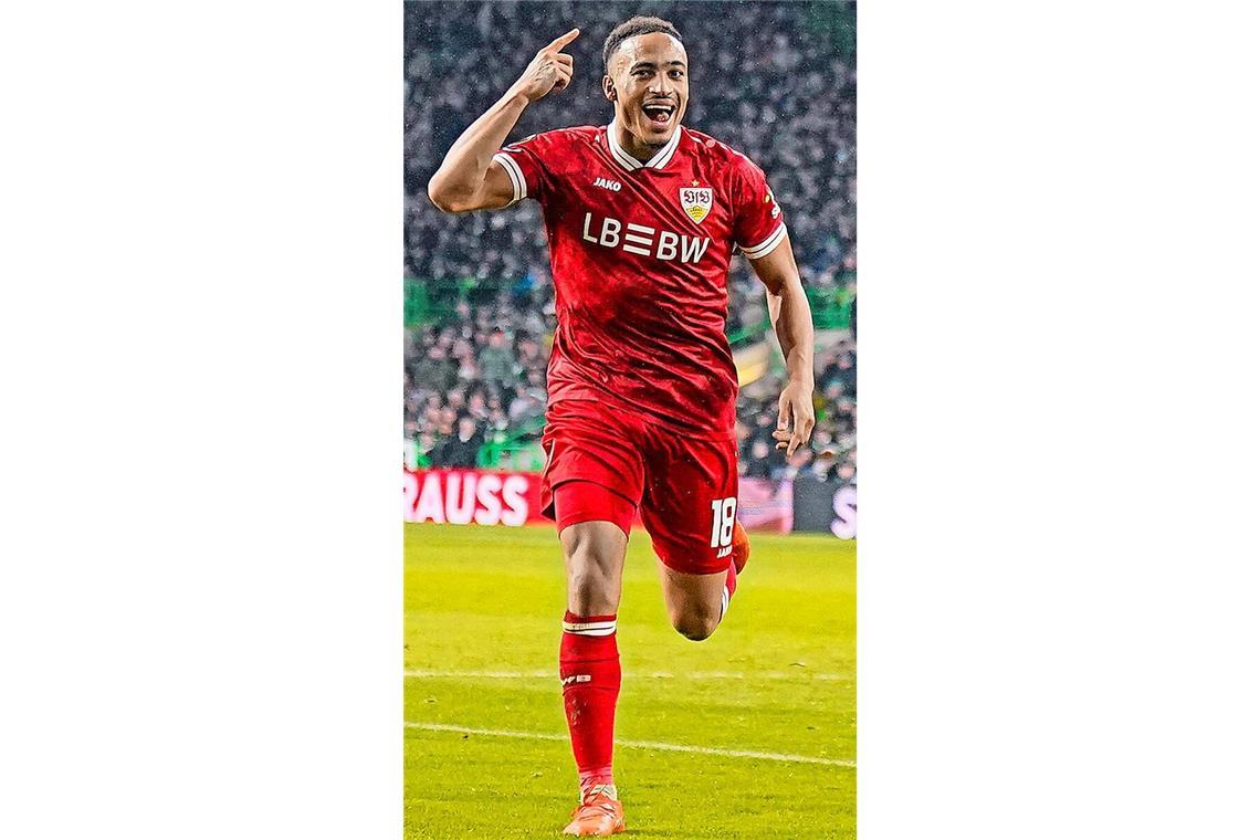 VfB-Spieler Jamie Leweling freut sich über sein Tor  im Hinspiel gegen Celtic.