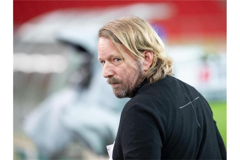 VfB-Sportchef Sven Mislintat geht nach einem Interview durch das Stadion. Foto: Sebastian Gollnow/dpa/archivbild